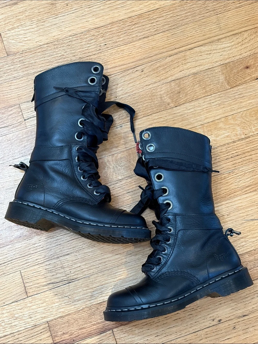 Dr. Martens Women's Triumph 1914 W 12-Eye Black Floral US 6